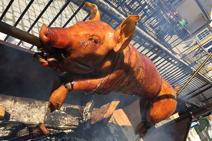 Méchoui au cochon entier sur braise