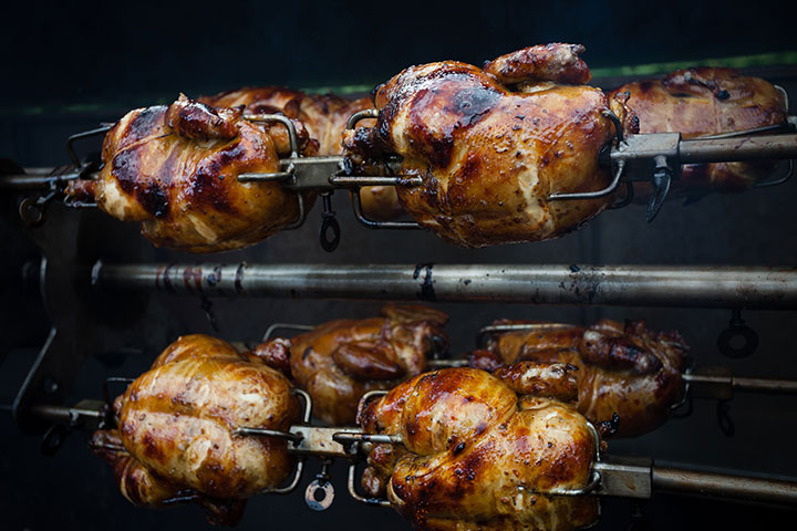 Poulets entiers à la broche