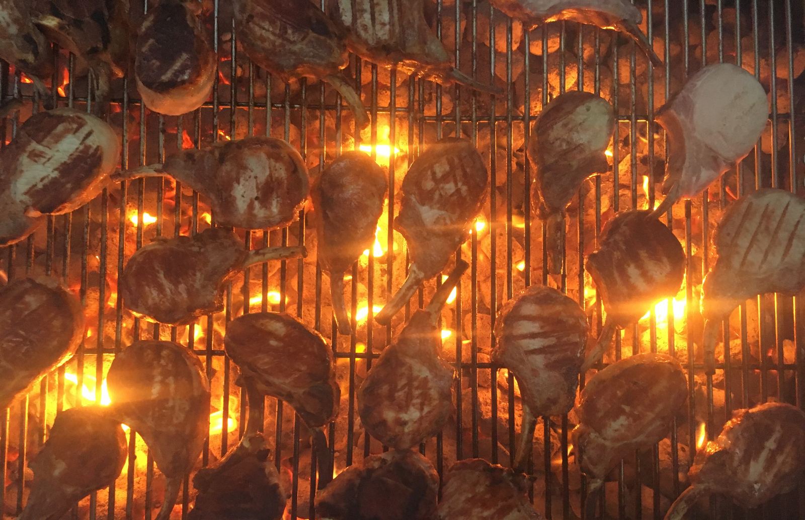 Asado grillé sur braise par Le Râtelier