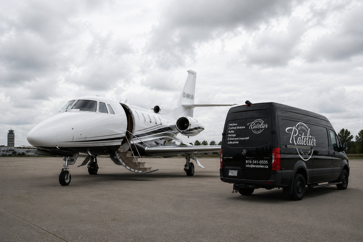 Jet privé et camion du Râtelier sur le tarmac, service de restauration à bord