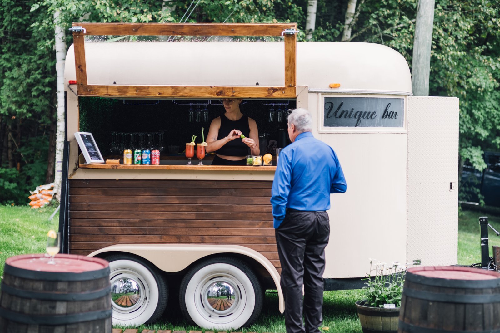 Bar mobile et barmans du Râtelier lors d'un événement